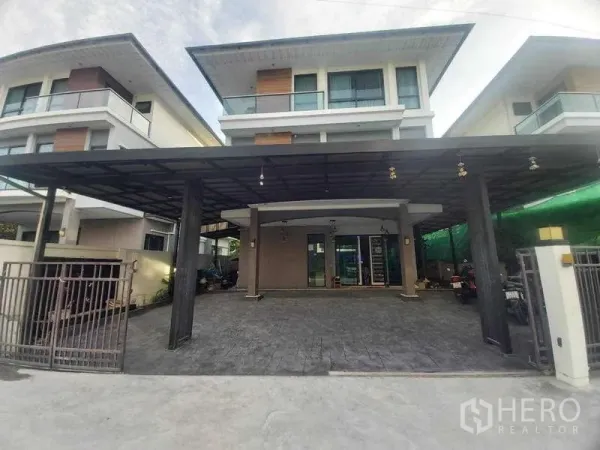 บ้าน ให้เช่าหรือขายในPrawet, Bangkok - บ้านเดี่ยว 3 ชั้นสไตล์โมเดิร์น พร้อมกันสาดที่จอดรถและรั้ว ในเขตประเวศ กรุงเทพฯ