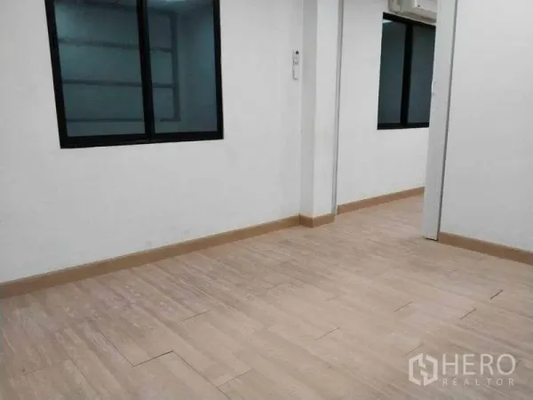 Office Space for rent in Bang Na, Bangkok - Compact meeting room featuring a window and light wood-tone floors.