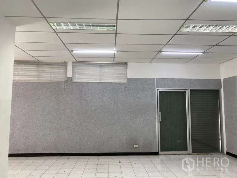 货栈 出租在Chatuchak, Bangkok - 办公区墙面，带窗户、百叶和玻璃推拉门。