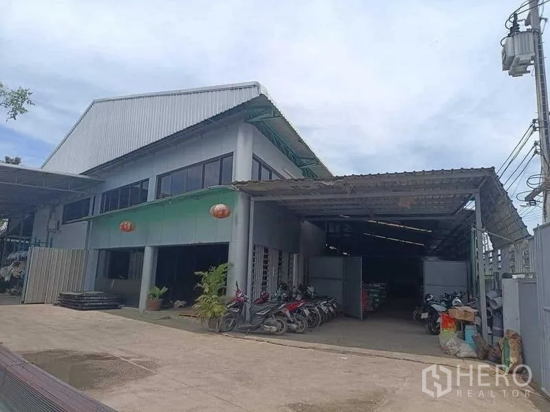 货栈 出售在Samut Sakhon - 两层仓库建筑，金属屋顶，带有遮雨装卸区与前方停车空间。