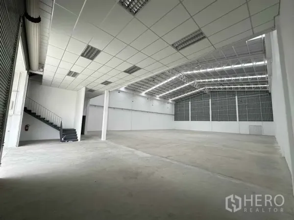 工厂 出租在Khlong Luang, Pathum Thani - 开阔生产车间，采光屋顶与加固混凝土地坪。
