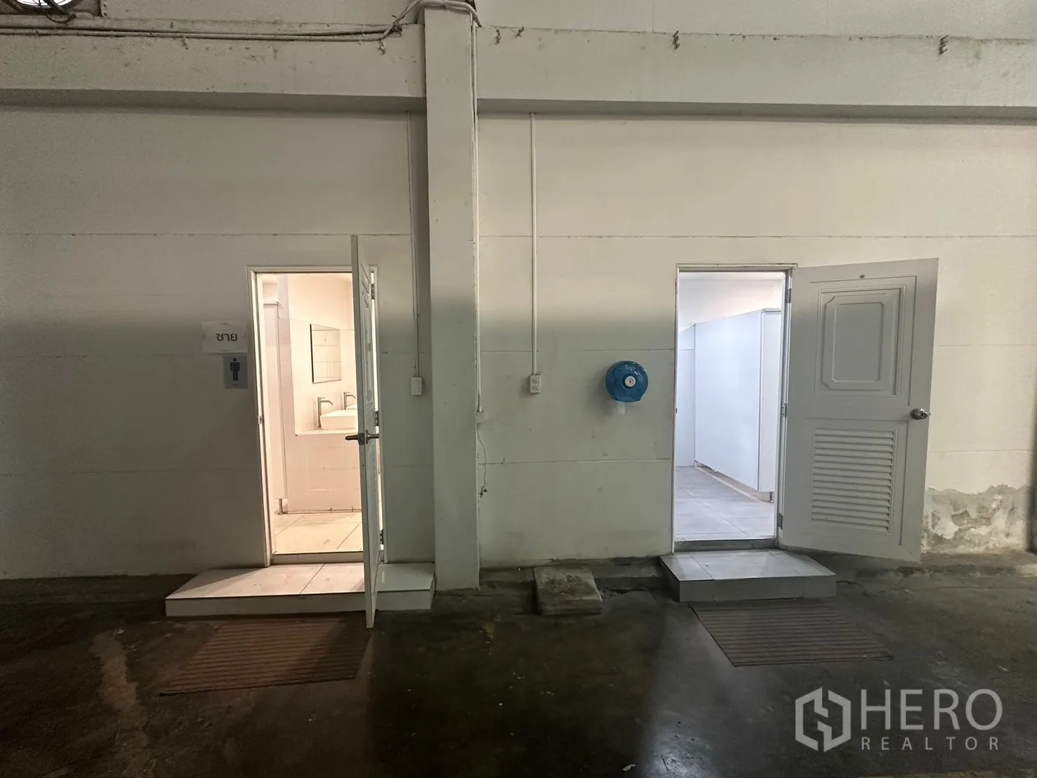 Warehouse for rent in Din Daeng, Bangkok - Separate men’s and women’s restroom entrances off the warehouse floor.