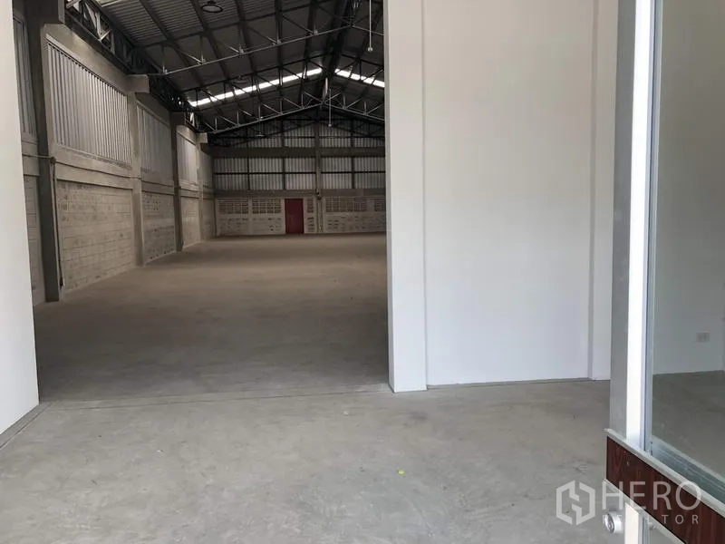 工厂 出租在Khlong Luang, Pathum Thani - 从办公室通向厂房的开口与高挑空间