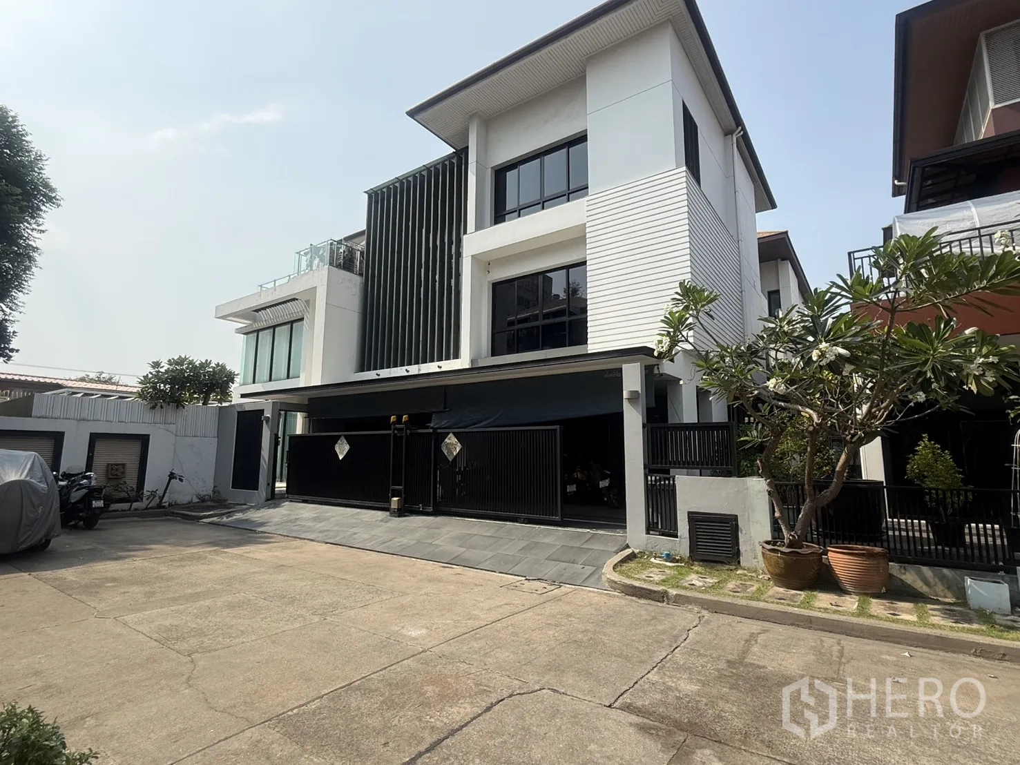 Detached House for rent in Bang Kapi, Bangkok - Modern three-storey detached house with gated driveway and carport in Bang Kapi.