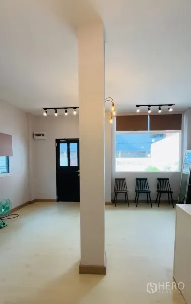独立式住宅 出租 - 开放式空间，中央立柱、轨道灯与大窗采光。