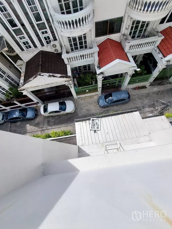 Home Office for rent in Yan Nawa, Bangkok - Top-floor view down to a row of townhouses and parked cars.