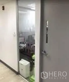 办公空间 出租在Khlong Toei, Bangkok - 带玻璃隔断与实木门的独立办公室。
