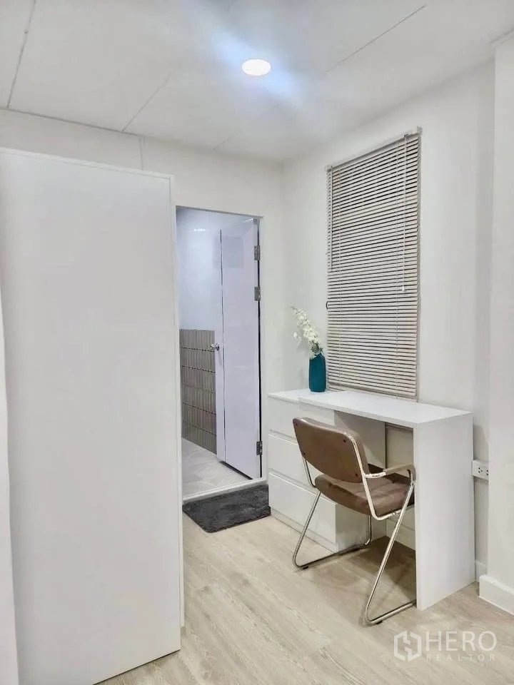 Detached House for rent in Huai Khwang, Bangkok - Compact workspace with desk and wardrobe next to the bathroom.
