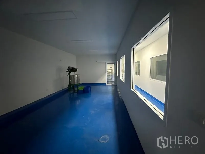 货栈 出租在Pak Kret, Nonthaburi - 生产房内有工业搅拌机，环氧地面与观察窗。