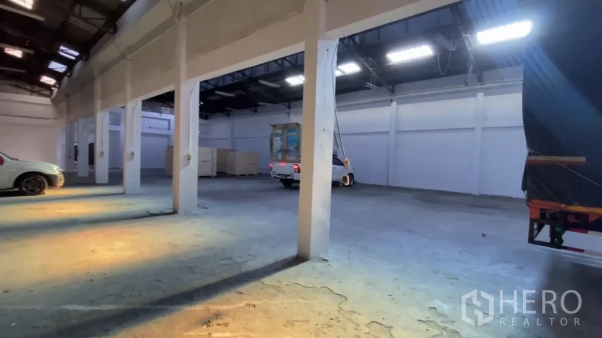 Factory for rent in Bang Phli, Samut Prakan - Warehouse interior with rows of columns, vehicle access and ample maneuvering space.