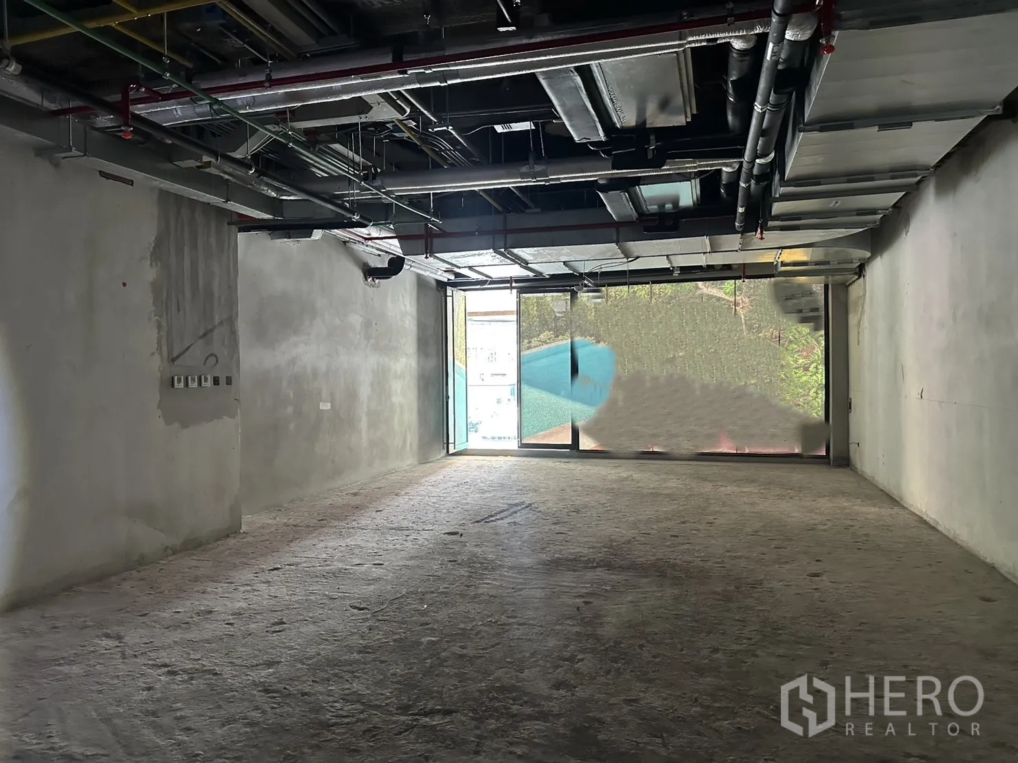 Retail Space for rent in Bang Rak, Bangkok - Shell retail unit with exposed ceiling services, concrete floor, and full-height glass storefront.