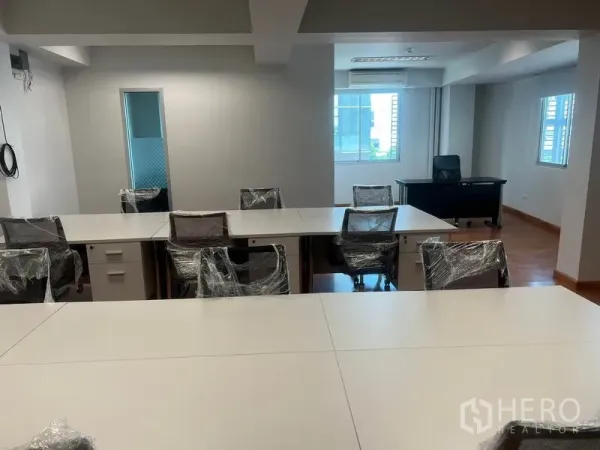 Office Space for rent in Khlong Toei, Bangkok - Flexible workspace featuring modular desks, task chairs and natural light from multiple windows.