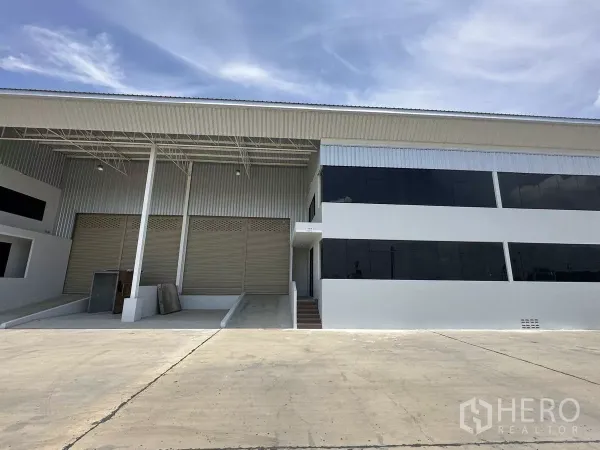Warehouse for rent in Wang Noi, Phra Nakhon Si Ayutthaya - Loading ramps, roller shutter doors and the two-storey office facade of the warehouse.