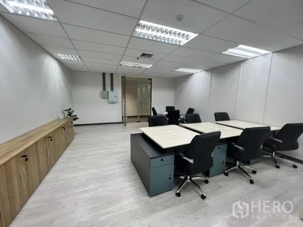 办公空间 出租在Sathon, Bangkok - 主工作区配集群工位、旋转椅、墙面柜及专业玻璃门入口。