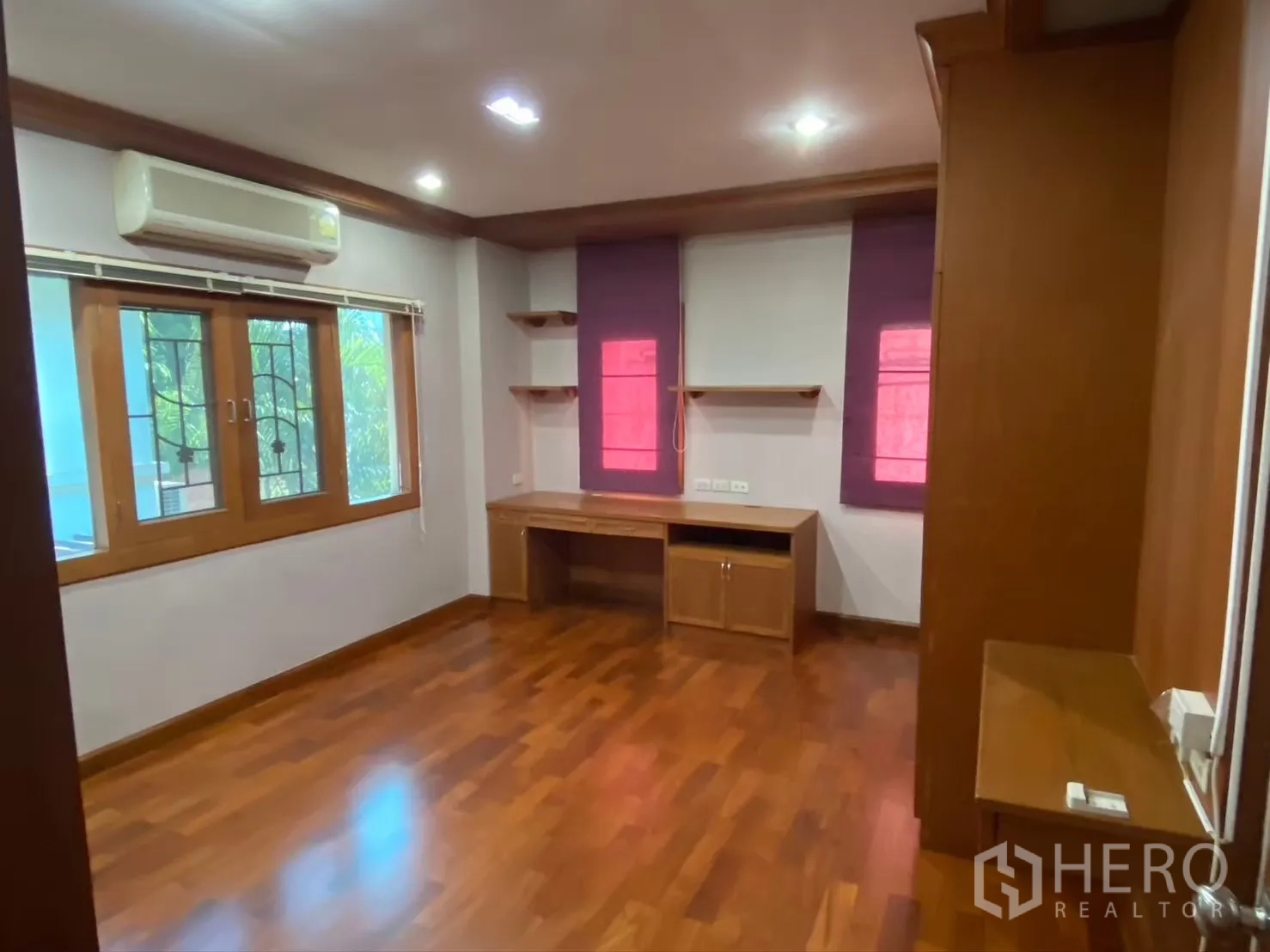独立式住宅 出租在Watthana, Bangkok - 同一卧室另一角度，宽窗与紫色窗帘