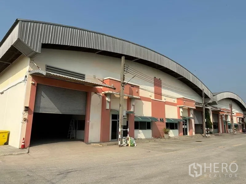 โรงงาน ให้เช่าในBang Phli, Samut Prakan - ด้านหน้าโรงงานแถวอาคารในบางพลี สมุทรปราการ พร้อมประตูม้วนขนาดใหญ่