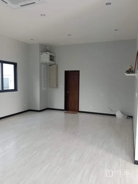 Factory for rent or sale in Lam Luk Ka, Pathum Thani - Small office corner with a timber door and high ceiling.