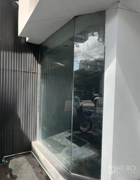 Retail Space for rent in Watthana, Bangkok - Alternate view of the corner glass storefront with reflections of the street outside.
