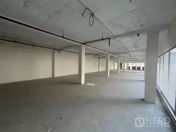 Retail Space for rent in Watthana, Bangkok - Deep floor plate with columns and ceiling pipework, ready for fit-out.