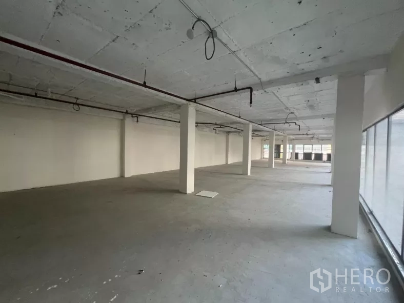 Retail Space for rent in Watthana, Bangkok - Deep floor plate with columns and ceiling pipework, ready for fit-out.