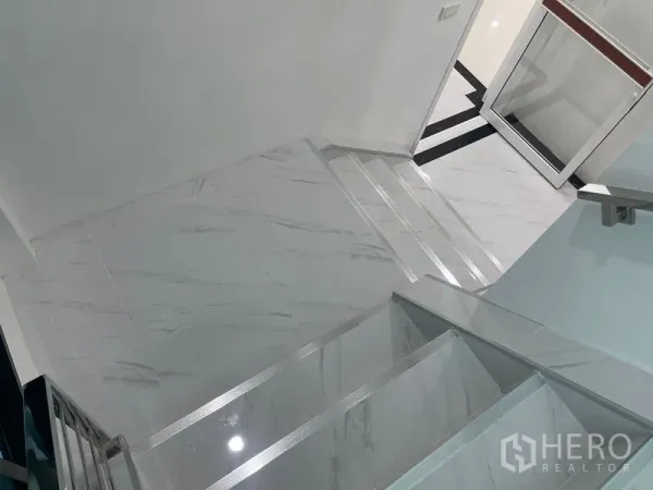 Home Office for rent or sale in Wang Thonglang, Bangkok - Bright marble staircase with stainless handrails inside the office.