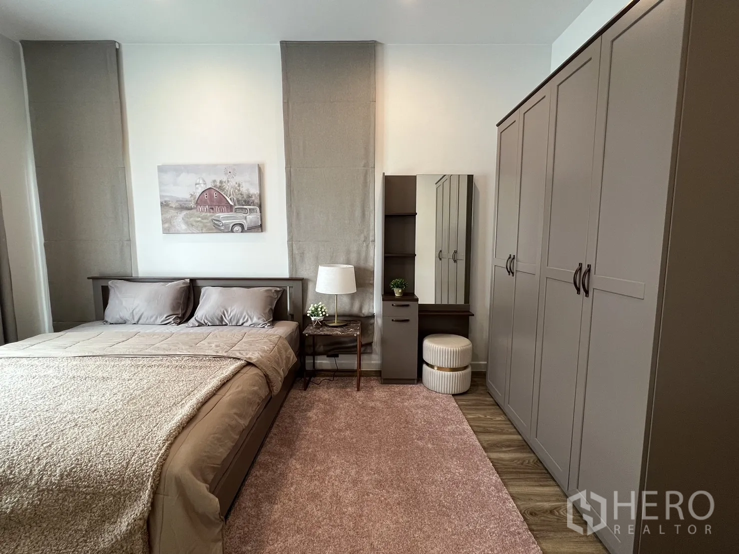 Detached House for rent in Bang Kapi, Bangkok - Second bedroom with mirrored wardrobe and bedside tables.