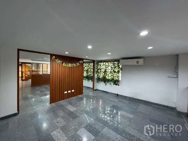 带办公室的家 出租在Khlong Toei, Bangkok - 采光良好的办公区，花岗岩地面、木质隔断与绿植墙并设空调。