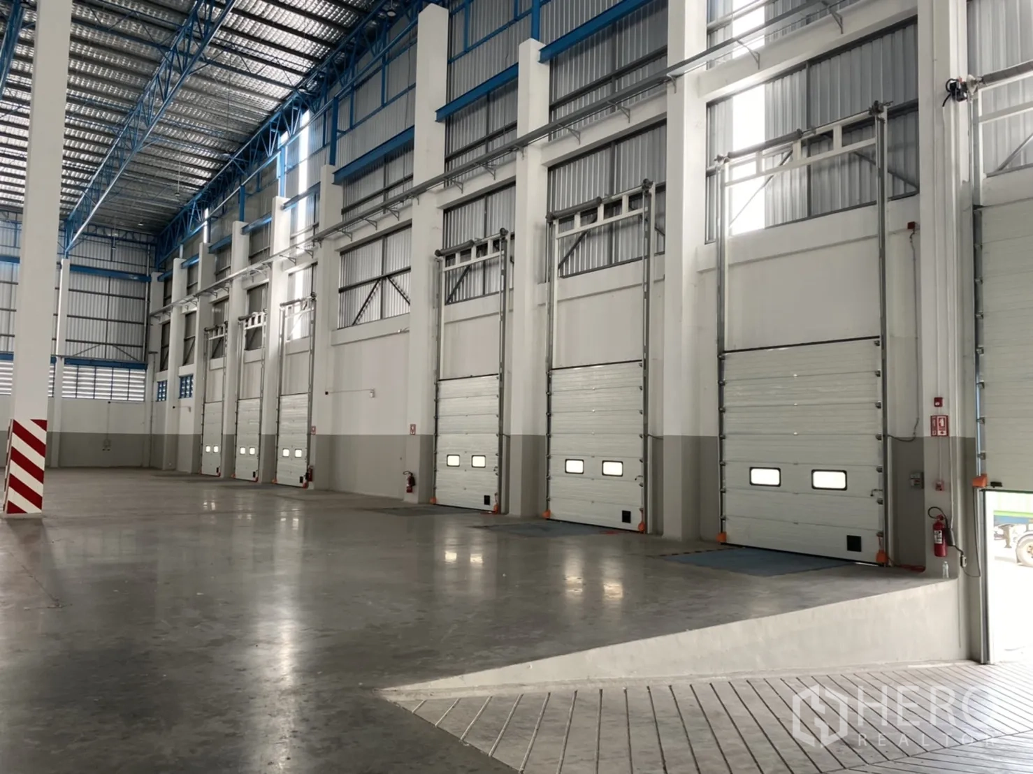 货栈 出租在Chachoengsao - 仓库内装卸区，多个保温月台门并带坡道通行。