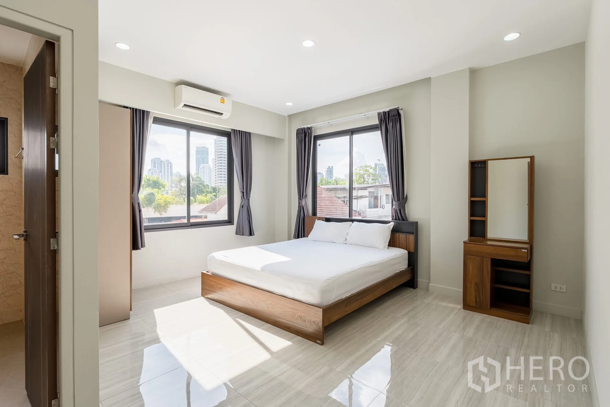 โฮมออฟฟิศ for rent in Khlong Toei, Bangkok - ห้องนอนสว่าง เตียงคู่ หน้าต่างบานใหญ่ แอร์ และวิวเมือง