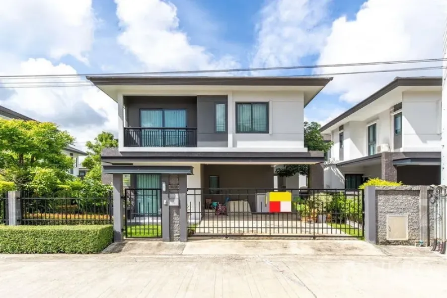 Detached House for rent in Bang Phli, Samut Prakan - Modern two-storey detached house with gated frontage, balcony and covered carport.
