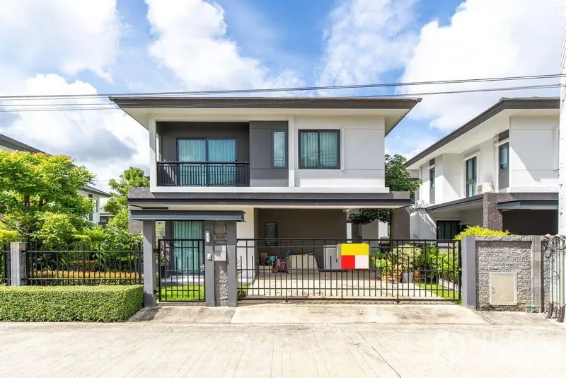 Detached House for rent in Bang Phli, Samut Prakan - Modern two-storey detached house with gated frontage, balcony and covered carport.