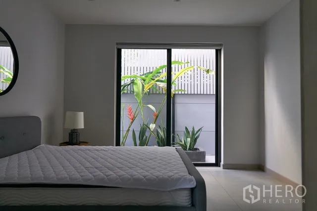 ทาวน์เฮาส์ ให้เช่าในWatthana, Bangkok - ห้องนอนวิวสวน ประตูกระจกบานสไลด์เปิดสู่กระบะปลูก