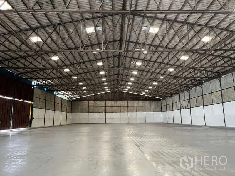 Factory for rent in Bang Pakong, Chachoengsao - Symmetrical shot of the warehouse emphasizing its unobstructed floor area for racking or machinery.