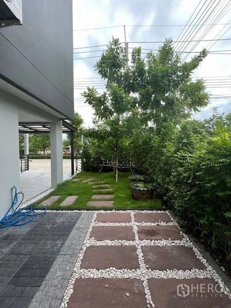 Townhouse for rent - Private garden with stepping stones, lawn and mature hedges along the side yard.