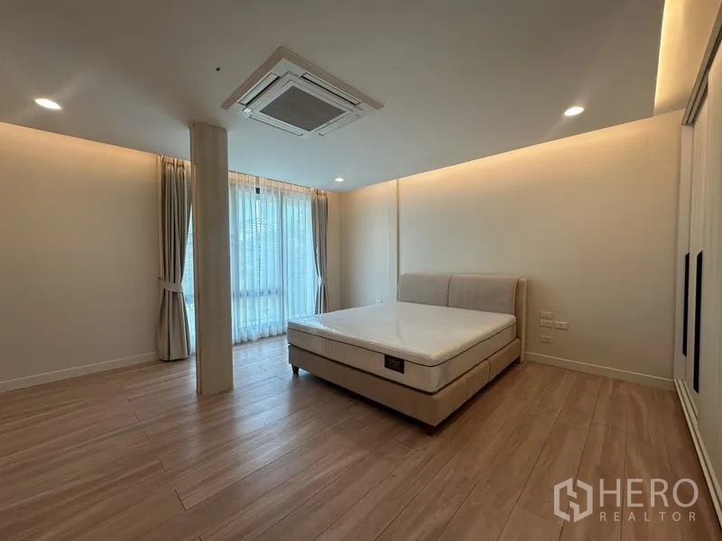 联排别墅 出租在Watthana, Bangkok - 主卧，宽幅窗、纱帘与氛围灯带