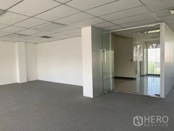 办公空间 出租在Bang Kapi, Bangkok - 铺设地毯的办公区，带双扇门玻璃隔断会议室，采光充足。