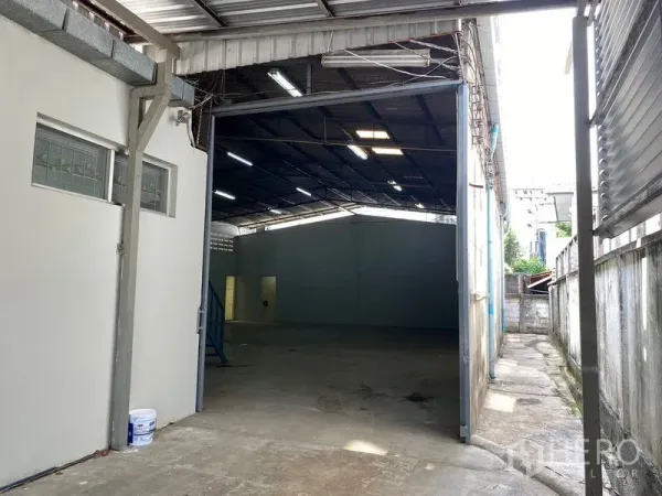 货栈 出租在Chatuchak, Bangkok - 宽敞入口通向深进的仓储大厅，混凝土地面与天窗。