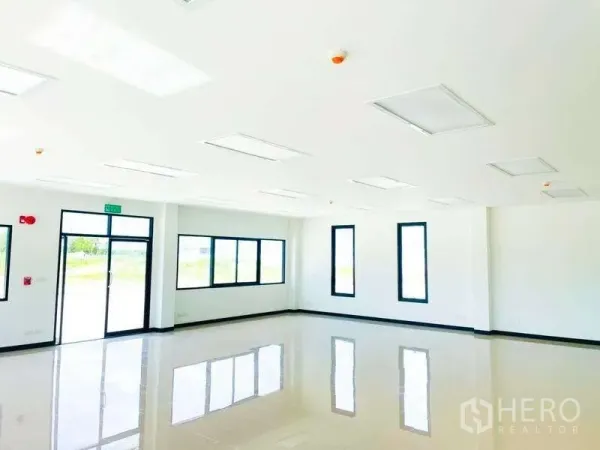 货栈 出租在Mueang Rayong, Rayong - 开放式办公室空间，大窗户、嵌入式照明与亮面地砖