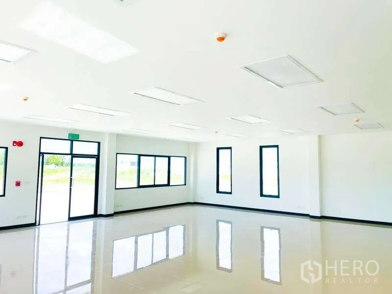 货栈 出租在Mueang Rayong, Rayong - 开放式办公室空间，大窗户、嵌入式照明与亮面地砖