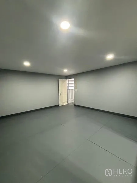 Warehouse for rent in Mueang Pathum Thani, Pathum Thani - Second view of the office level showing door access, smooth flooring and ceiling downlights.