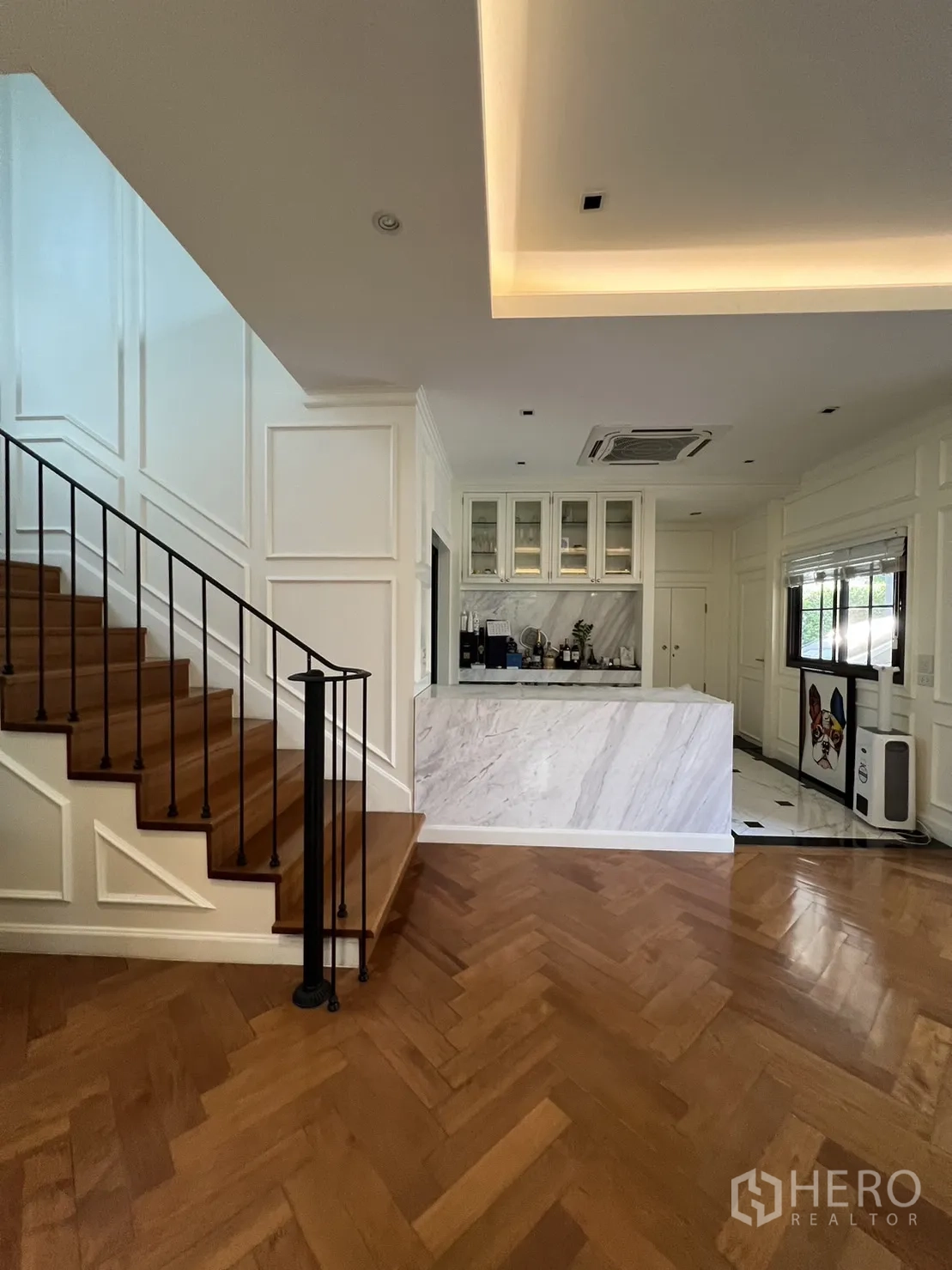 独立式住宅 出租在Suan Luang, Bangkok - 开放式空间，木楼梯和大理石吧台厨房。