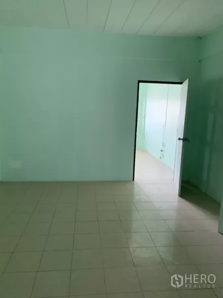 Shophouse for rent in Suan Luang, Bangkok - Empty tiled room with an open doorway and light green walls.