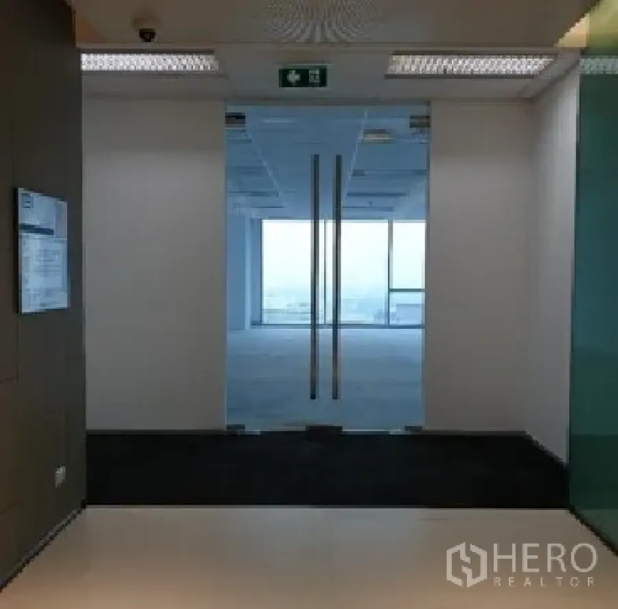 Office Space for rent in Din Daeng, Bangkok - Lobby corridor with glass double doors opening to the office suite and skyline view.