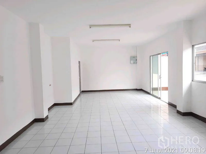 工厂 出租在Bang Bua Thong, Nonthaburi - 一层办公室或前台，推拉玻璃门与瓷砖地面。
