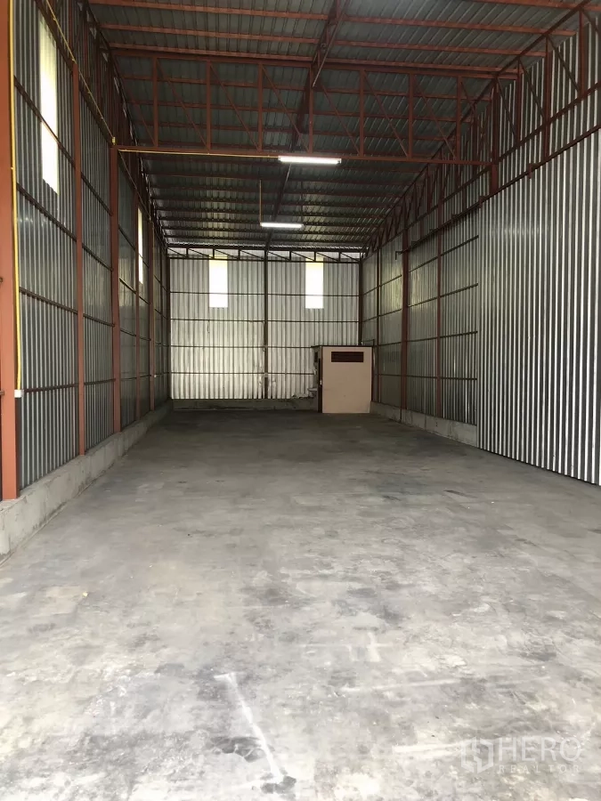 货栈 出租在Bueng Kum, Bangkok - 通透无柱仓储空间，金属围护、LED照明与平整混凝土地坪。