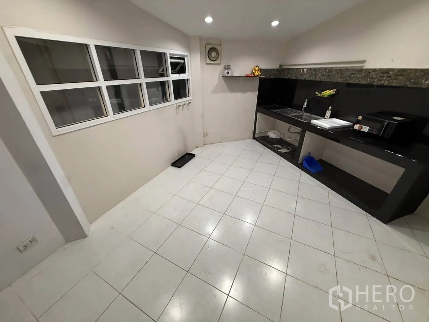 Property Image #11 for property HRE01428