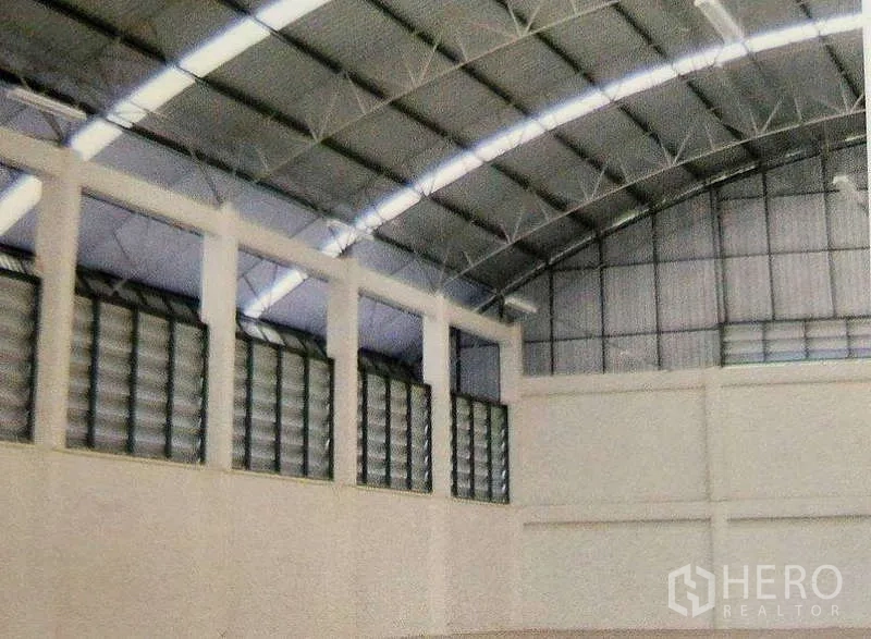 Factory for rent in Ban Phaeo, Samut Sakhon - Spacious factory interior with high arched steel roof, louvered ventilation windows, and bright natural light in Mueang Samut Sakhon.