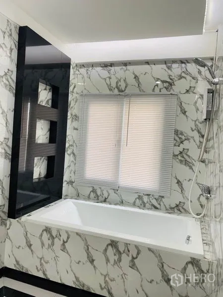 Townhouse for rent or sale in Khlong Toei, Bangkok - Bathtub with rainfall shower and marble-pattern wall tiles