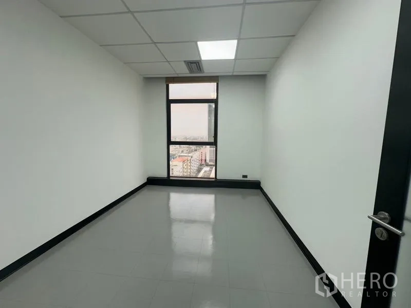办公空间 出租 - 紧凑型办公室，单扇高窗，眺望城市。