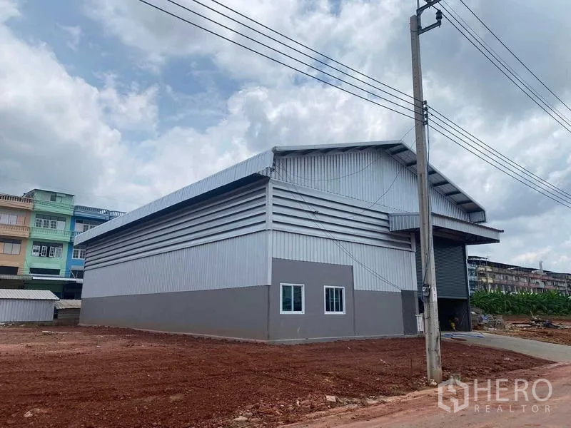 Warehouse for rent in Bang Bon, Bangkok - New metal-clad warehouse with gable roof, roller shutter and open service yard.